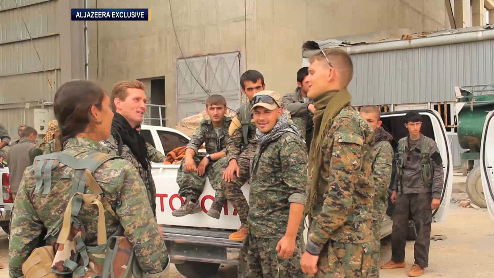 ‪جنود أميركيون مع عناصر من القوات الكردية شمال الرقة‬ (الجزيرة)