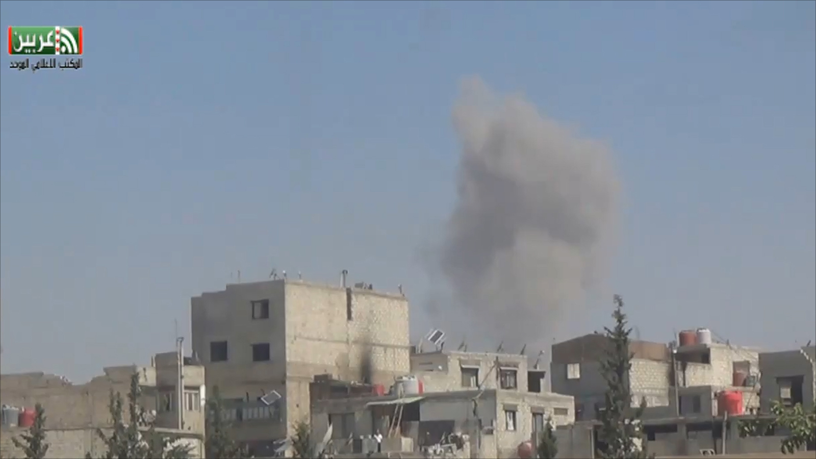 ‪دخان متصاعد جراء إحدى الغارات الجوية على مدينة عربين بالغوطة الشرقية‬ (ناشطون)