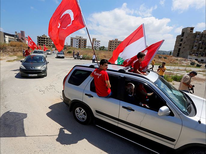 مئات اللبنانيين في مدينة صيدا شمالي لبنان ينظمون وقفة تضاماً وابتهاجاً بفشل الإنقلاب العسكري في تركيا