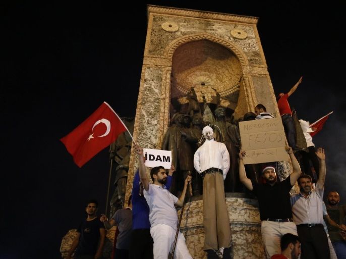 Protesters carry an effigy of Turkish Muslim cleric Fethullah Gulen, founder of the Gulen movement, during a demonstration at Taksim Square, in Istanbul, Turkey, 18 July 2016. Gulen has been accused by Turkish President Recept Tayyip Erdogan of allegedly orchestrating the 15 July failed coup attempt. Turkish Prime Minister, Binali Yildirim, announced on 18 July that of the 7,500 detainees involved in the coup attempt, there were 6,000 soldiers, 100 police officers, 755