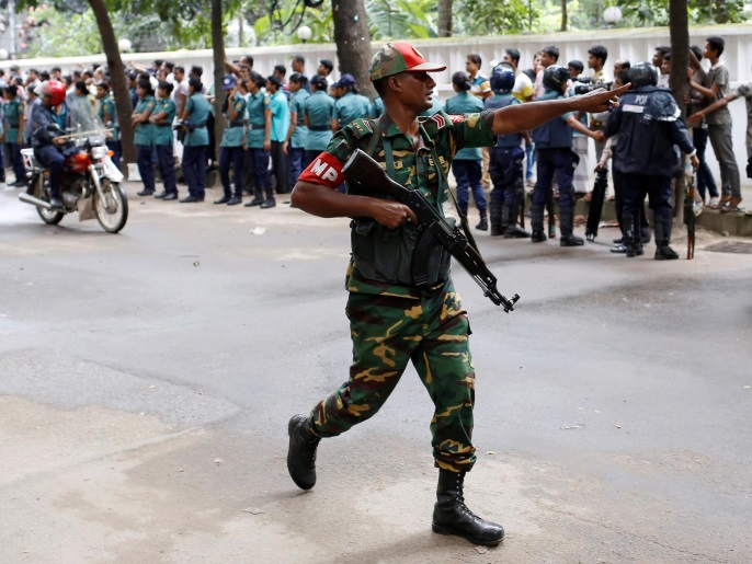 انتشار كثيف لقوات الأمن والجيش في دكا عقب الهجوم على المطعم(رويترز)