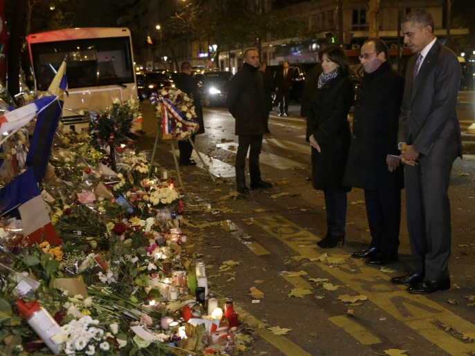 ‪‬ أوباما (يمين) بجانب هولاند وعمدة باريس آن هيدالغو في إطار التضامن الدولي  مع ضحايا هجمات باريس(الأوروبية)