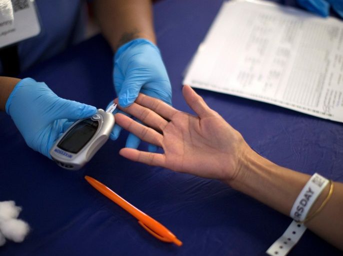 A person receives a test for diabetes during Care Harbor LA free medical clinic in Los Angeles, California September 11, 2014. REUTERS/Mario Anzuoni/File Photo