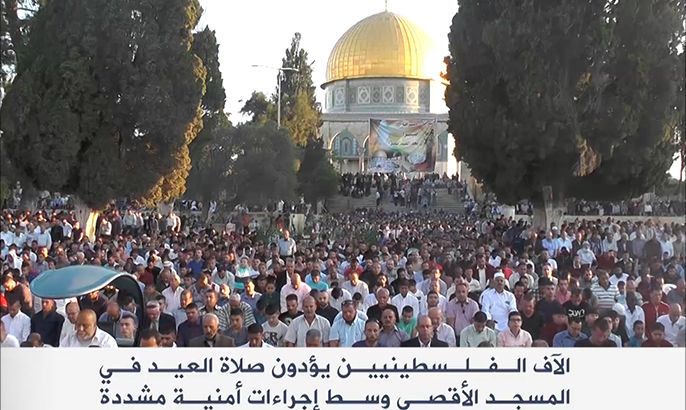 آلاف الفلسطينيين يؤدون صلاة العيد بالمسجد الأقصى