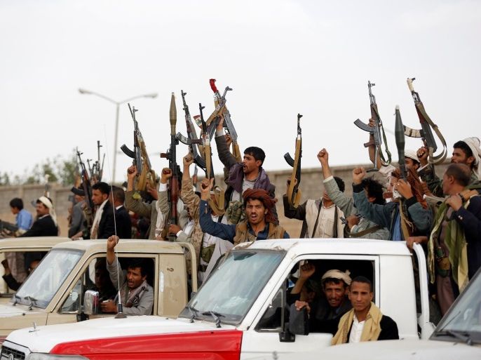 Houthi fighters hold up their weapons as they attend a tribal gathering in Sanaa, Yemen June 20, 2016. REUTERS/Khaled Abdullah
