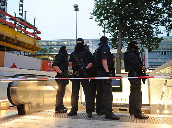 epa05437159 Policemen with ski masks standing at the underground entrance at the central station and securing the area after a shootout in Munich, Germany, 22 July 2016. After a shootout in the Olympia shopping centre (OEZ), the police reported severa injuries and possible deaths. EPA/ANDREAS GEBERT