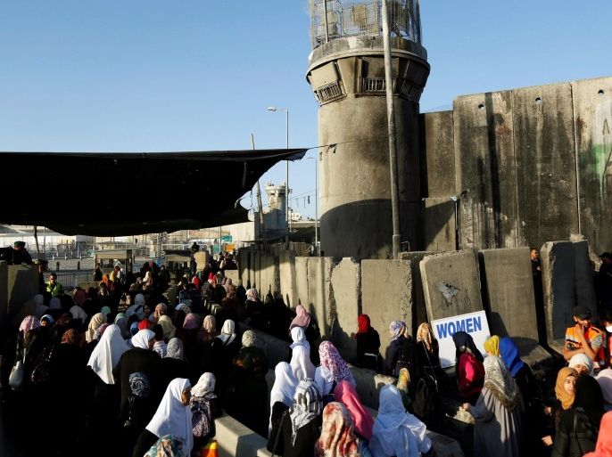 Palestinians wait to cross through Israeli Qalandia checkpoint as they make their way to attend the third Friday prayer of the holy fasting month of Ramadan in Jerusalem's al-Aqsa mosque, near the West Bank city of Ramallah June 24, 2016. REUTERS/Mohamad Torokman