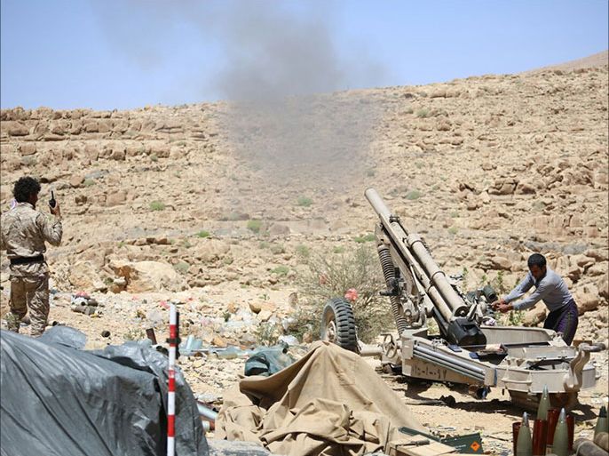 أفراد من الجيش الوطني يقصفون مواقع مليشيا الحوثي والرئيس المخلوع في جبهة نهم بمحافظة صنعاء