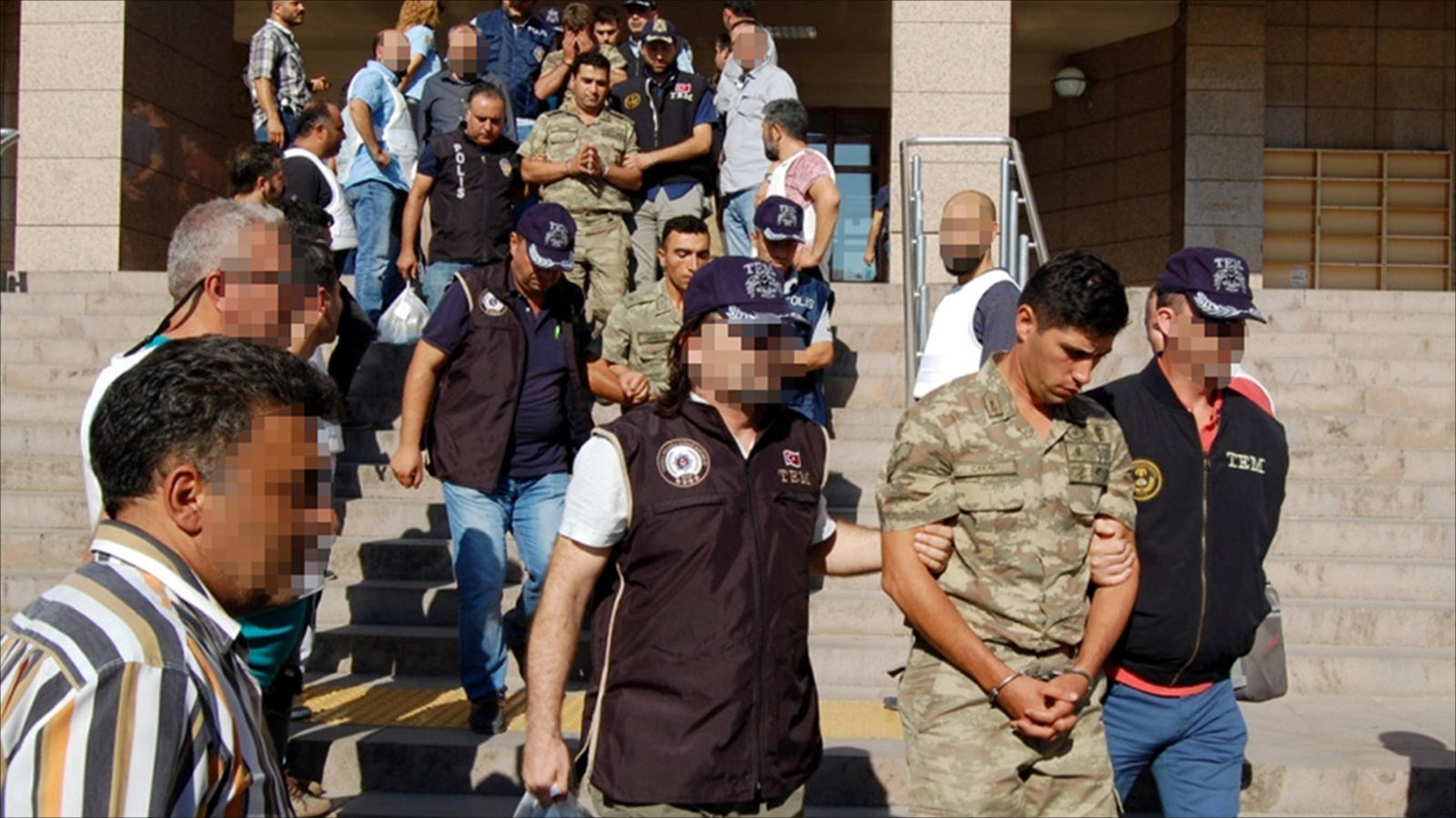 ‪الأمن التركي اعتقل 200 عسكري من مدبري الانقلاب الفاشل بمقر القيادة العامة‬ (وكالة الأناضول)