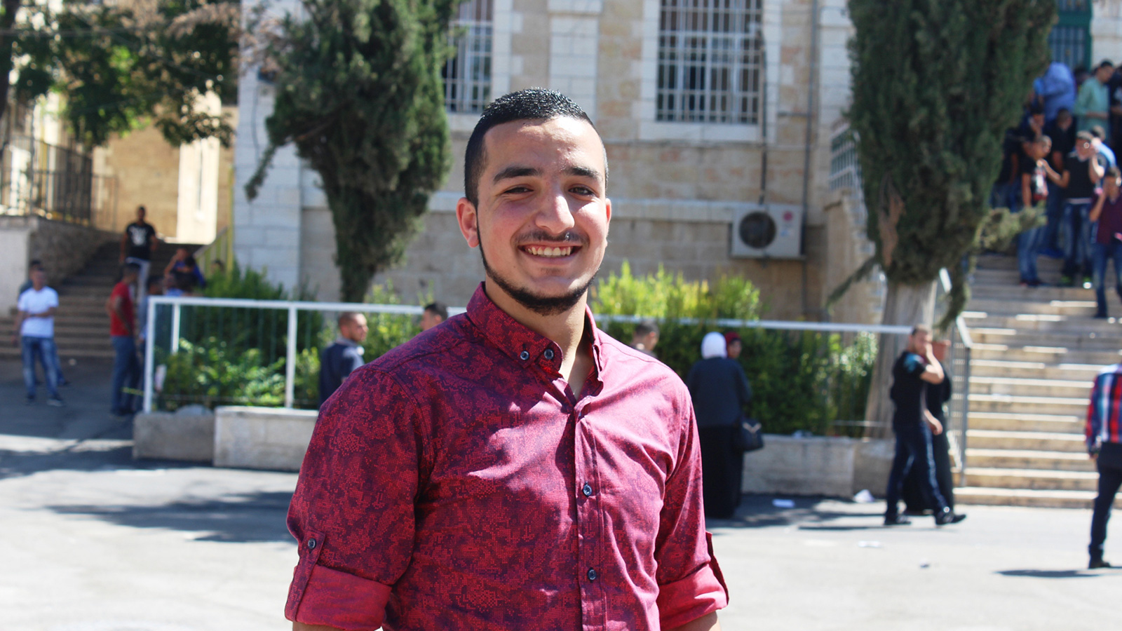 الطالب وليد أبو سنينة سعيد بالنجاح لكنه لم يقرر التخصص الذي يريد دراسته (الجزيرة نت)