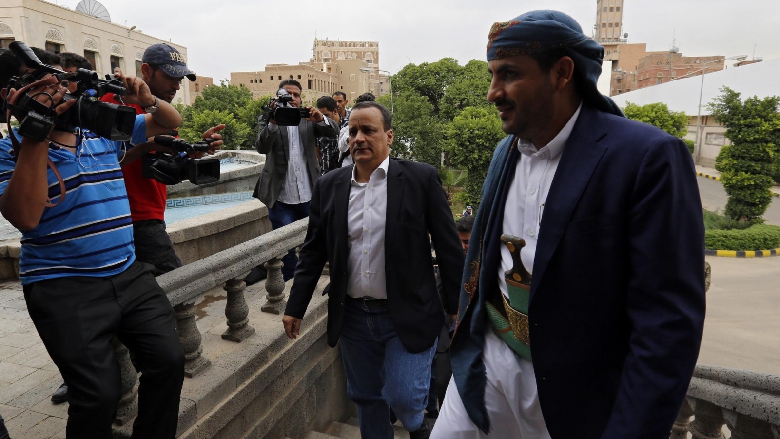 المبعوث الأممي لليمن (يسار) لدى وجوده في صنعاء للتشاور مع الحوثيين (الأوروبية)