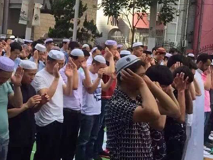 ‪‬ مسلمو شنغهاي أثناء الصلاة(الجزيرة)