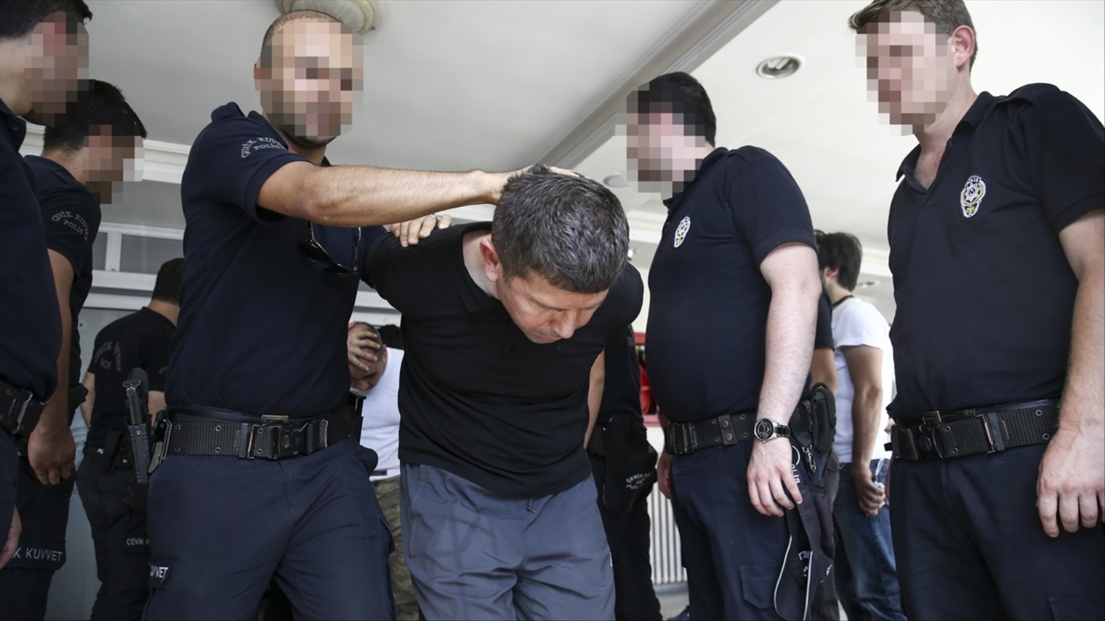 ‪شرطة أتراك يعتقلون ضابطا يشتبه في ضلوعه في المحاولة الانقلابية الفاشلة قبل أسبوع‬  (الأناضول)