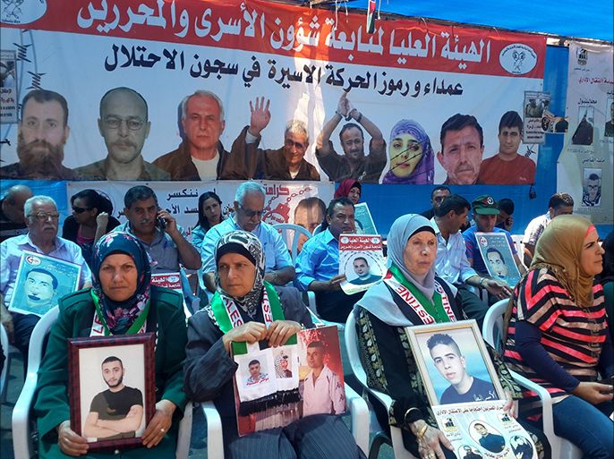 فلسطين رام الله 31 تموز 2016 فلسطينيون يعتصمون بخيمة للتضامن مع الأسرى المضربين عن الطعام في رام الله