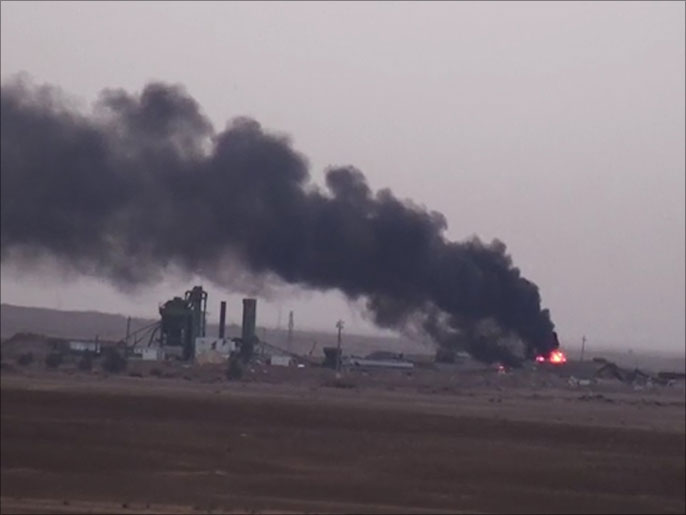 ‪احتراق دبابة للقوات العراقية بعد تدميرها شمال الرمادي في الربيع الماضي‬ (ناشطون)