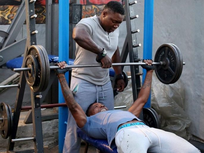 Men lift weight at a township gym in Johannesburg's Alexandra township March 29, 2016. REUTERS/Siphiwe Sibeko