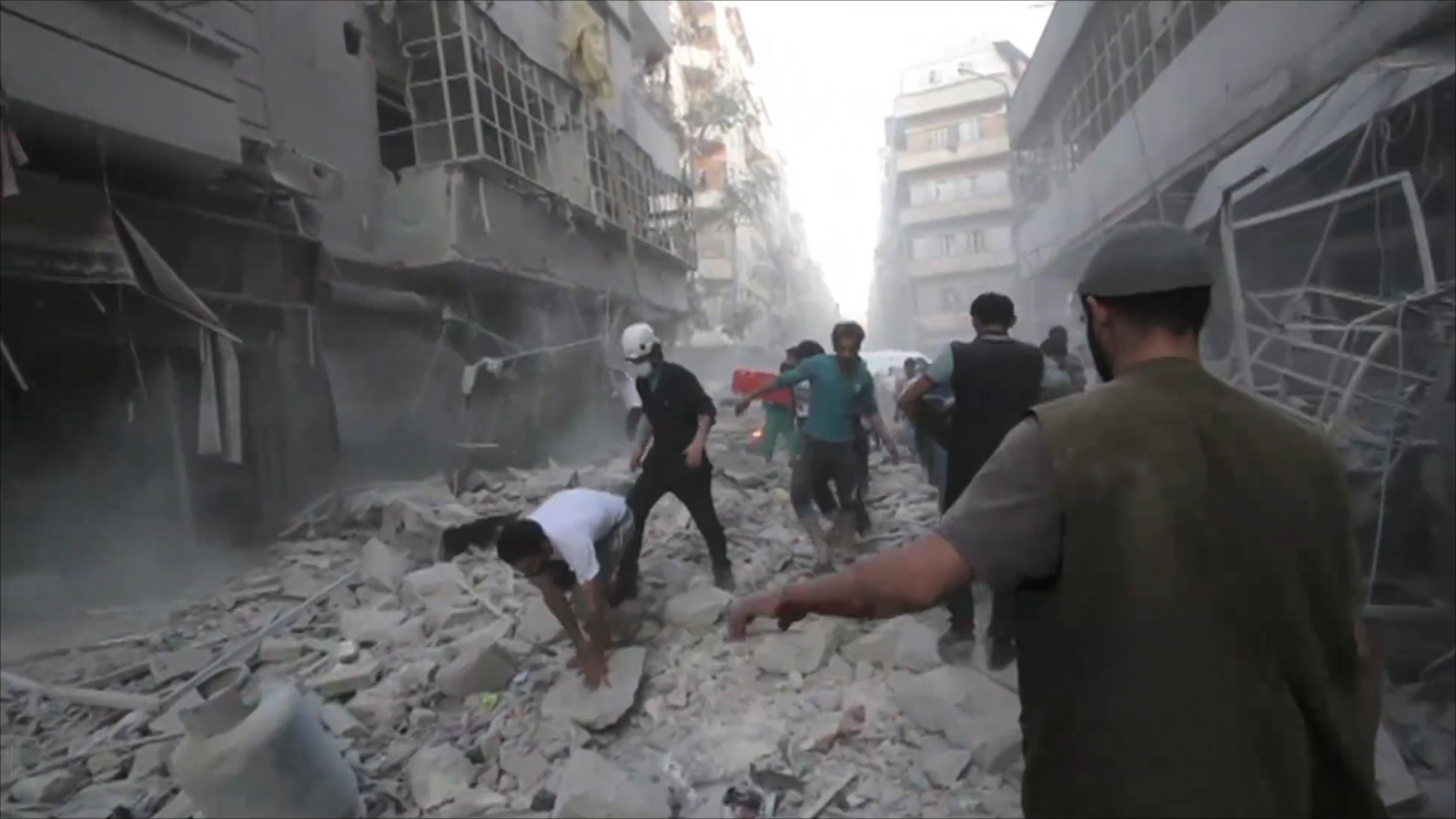 قصف طائرات النظام وروسيا يتواصل على حلب (الجزيرة)