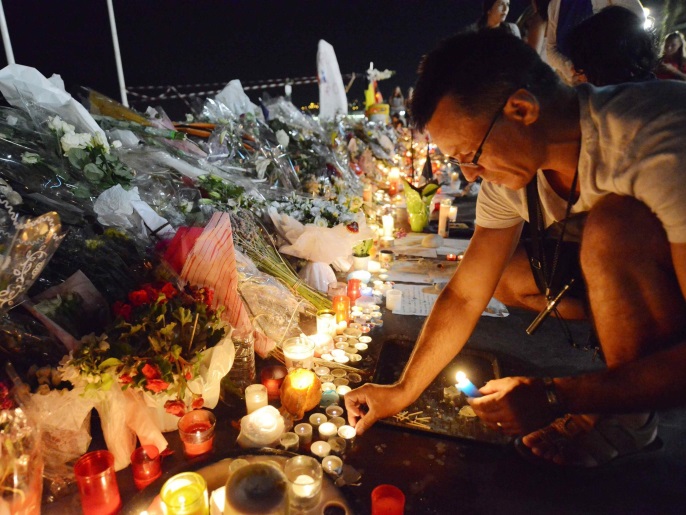‪أحد المتضامنين مع ضحايا هجوم نيس في فرنسا وسط أجواء من الحزن التي تعم البلاد‬ (رويترز)
