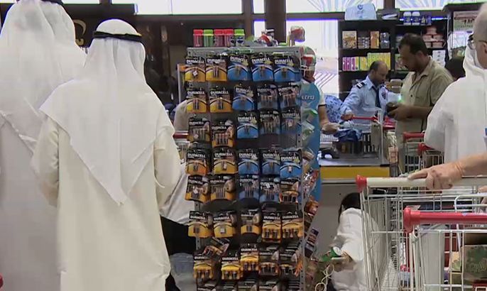 الاقتصاد والناس- لماذا يفرط الخليجيون في الاستهلاك؟