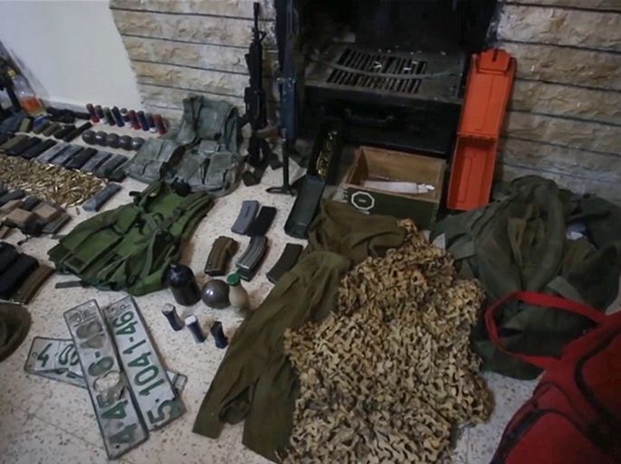 أسلحة وذخائر قالت الأجهزة الأمنية إنها صادرتها خلال حملة أمنية بالضفة الغربية