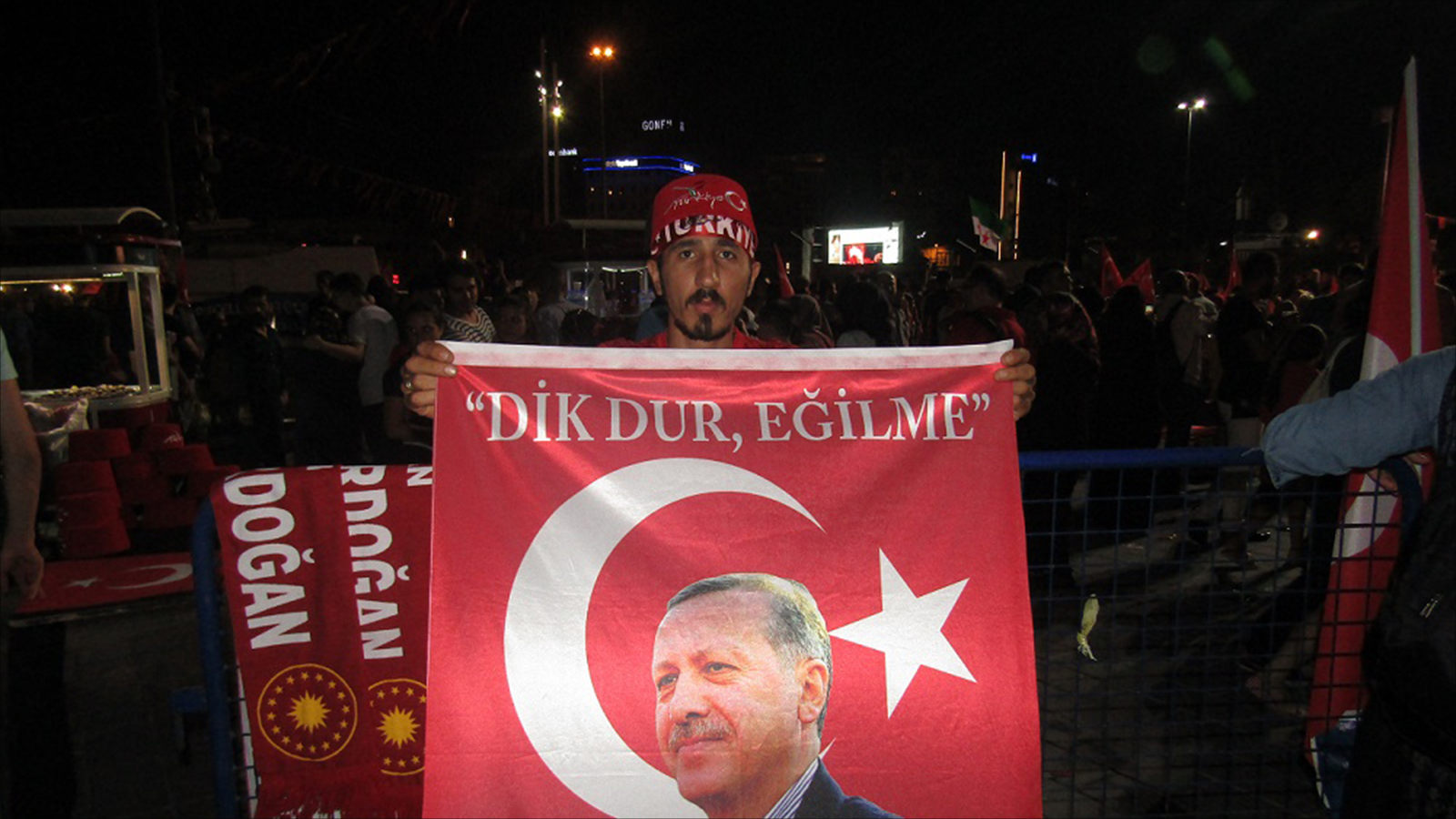 ‪شاب يعرض علما تركيا عليه صورة أردوغان في ميدان تقسيم‬ (الجزيرة)