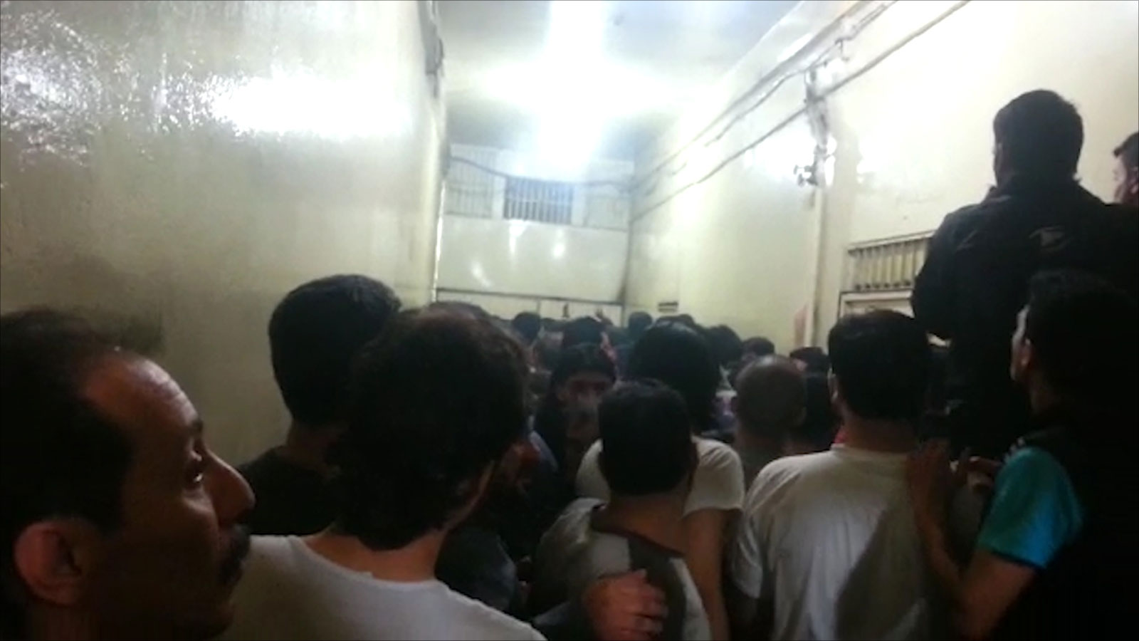 ‪سجناء داخل سجن حماة يتظاهرون احتجاجا على أحكام إعدام صادرة بحق زملاء لهم‬ (ناشطون)