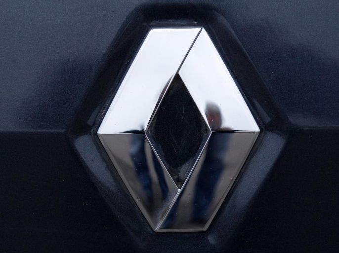 The logo of French car manufacturer Renault is seen on an automobile in Vendenheim, North Eastern France, January 21, 2014. REUTERS/Vincent Kessler