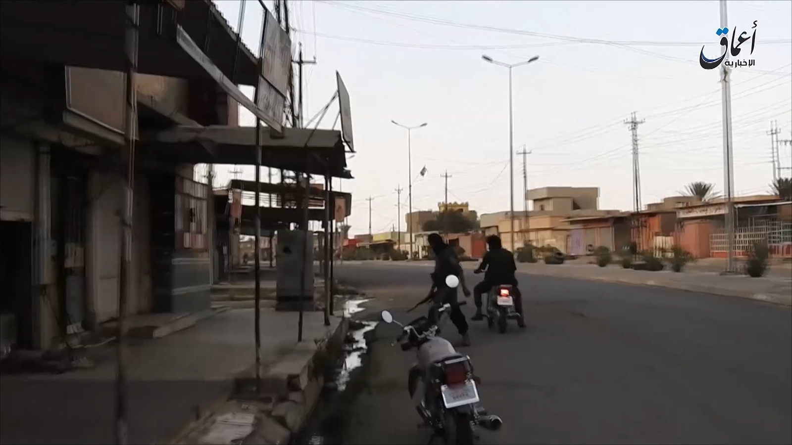 ‪مقاتلون من تنظيم الدولة الإسلامية داخل مدينة القيارة وفق ما نشرته وكالة أعماق‬ (الجزيرة)