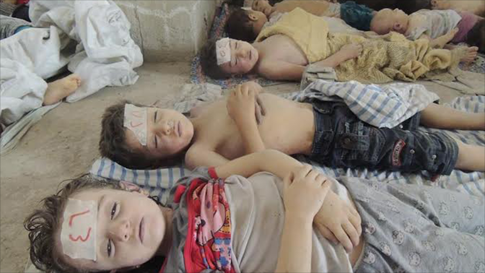 ‪أطفال قضوا بسبب الغازات الكيميائية في الغوطة الشرقية‬ (الجزيرة-أرشيف)