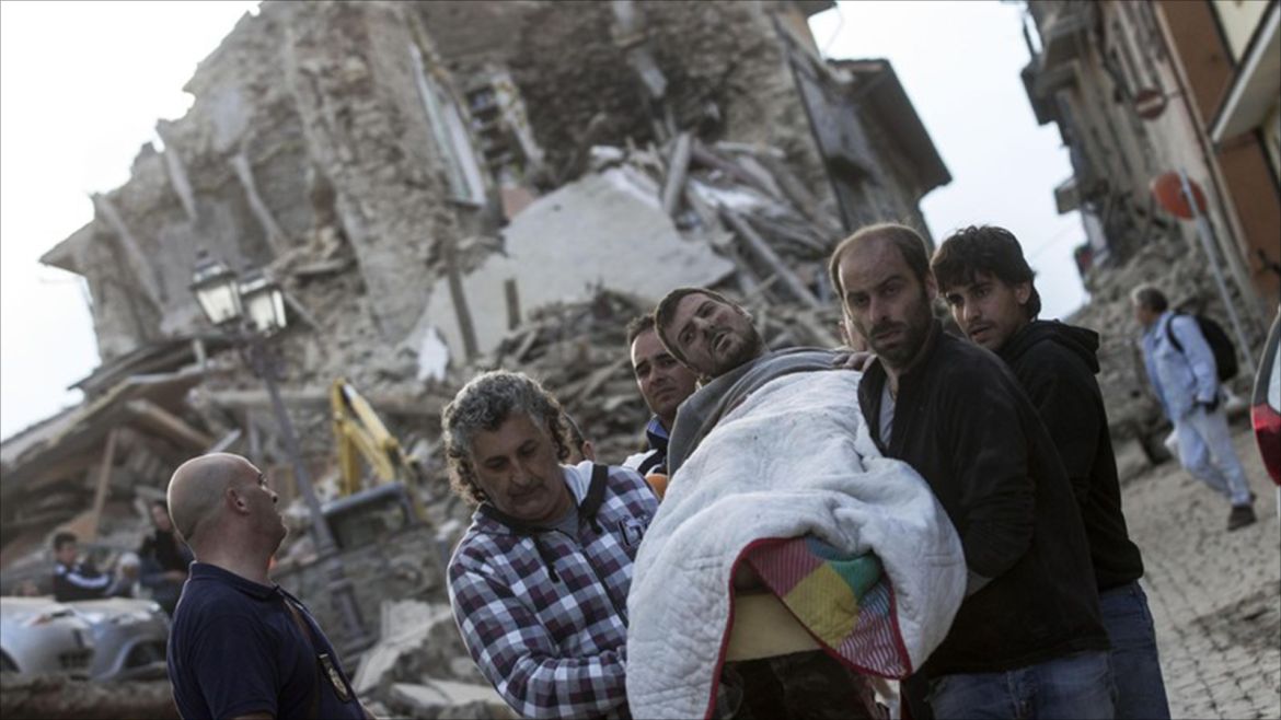 epaselect epa05508437 An injured man is carried after being rescued from the rubble of a collapsed building in Amatrice, central Italy, following a 6.2 magnitude earthquake, according to the United States Geological Survey (USGS), that struck at around 3:30 am local time (1:30 am GMT).