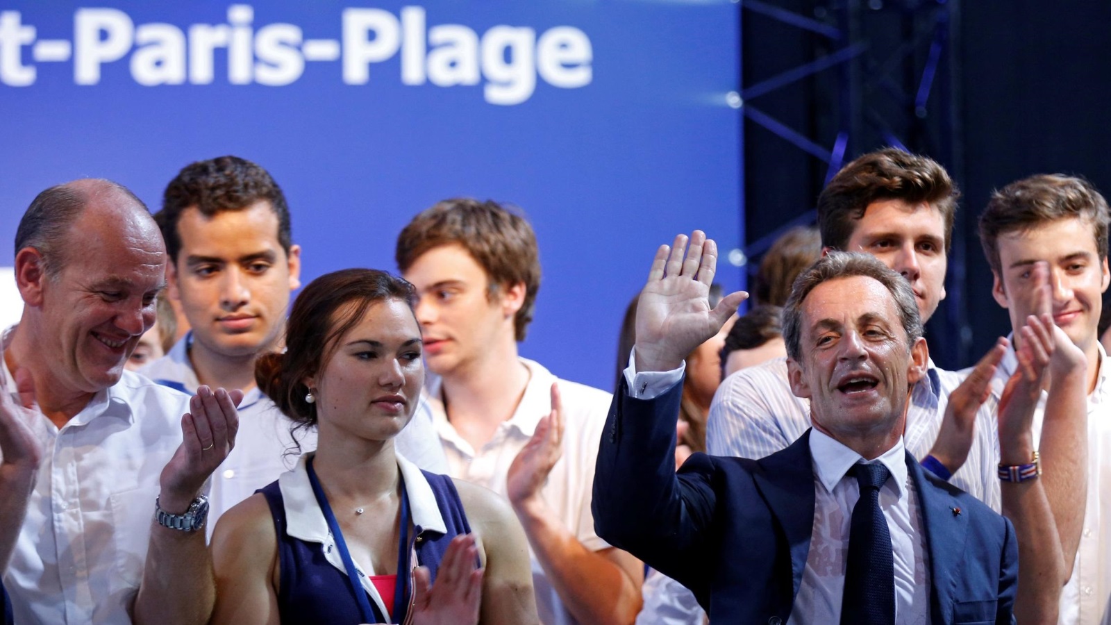 ‪ساركوزي يلوح لأنصاره خلال تجمع سياسي شمال فرنسا‬  