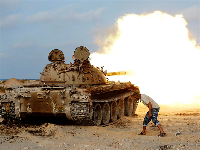 ‪قوات البنيان المرصوص تستخدم الدبابات في اقتحام أحياء سرت‬ (رويترز)