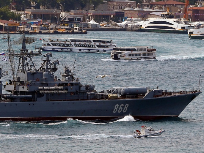 ‪(رويترز)‬  سفينة حربية روسية في مياه إسطنبول في طريقها إلى البحر المتوسط