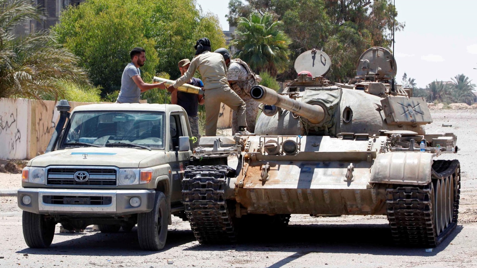 ‪مقاتلان في البنيان المرصوص يستعدان لقصف مواقع تنظيم الدولة بسرت‬ (رويترز)