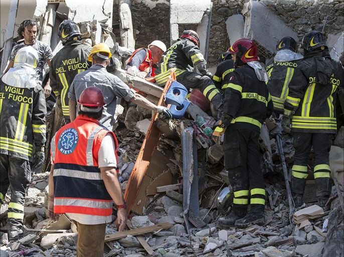 epa05508543 Fireworkers search for people in a collapsed house in Fonte del Campo near Accumoli, central Italy, 24 August 2016, following a 6.2 magnitude earthquake, according to the United States Geological Survey (USGS), that struck at around 3:30 am local time (1:30 am GMT).