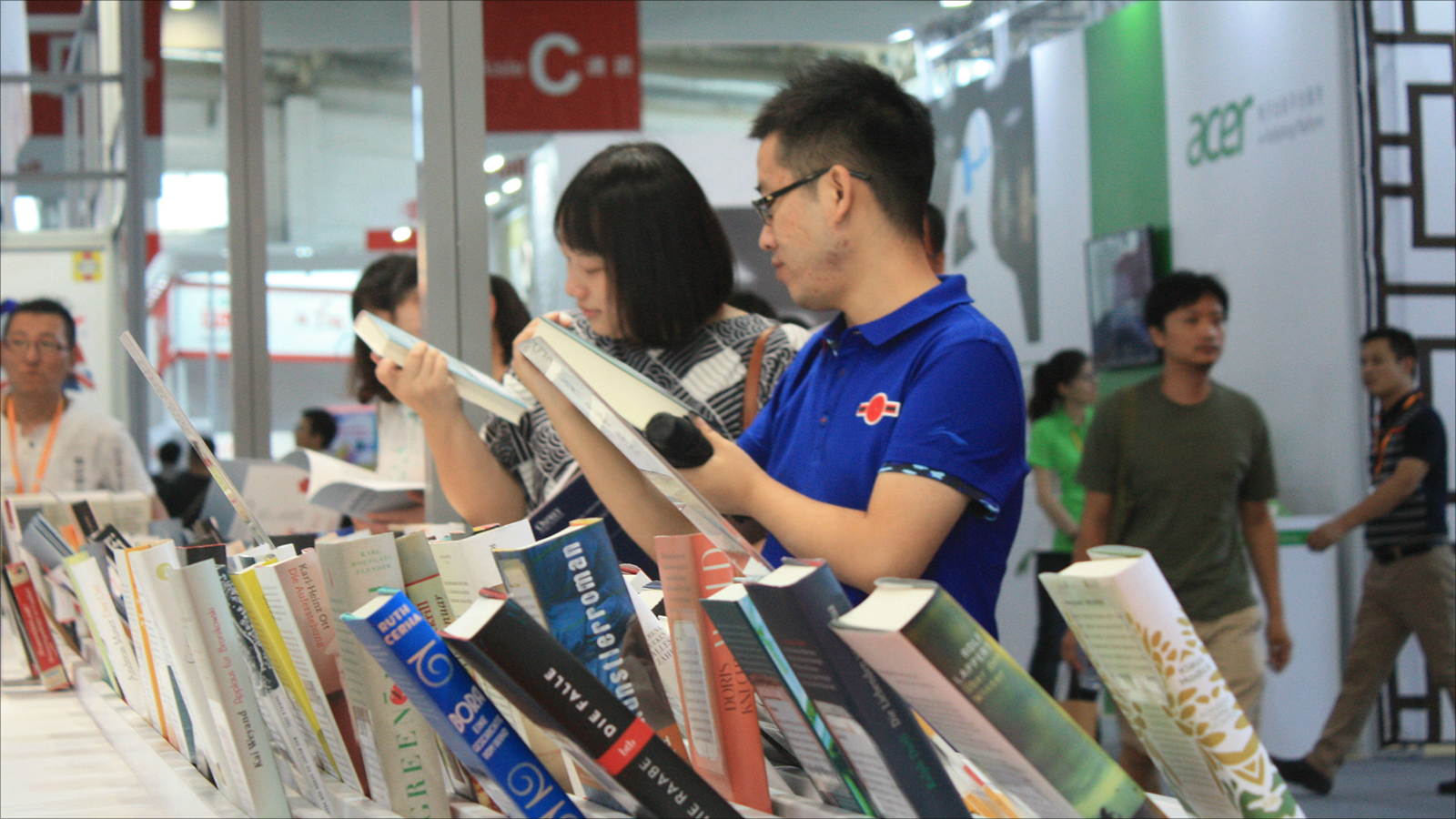 ‪مواطنون يبحثون عن كتبهم المفضلة بمعرض بكين‬  (الجزيرة)