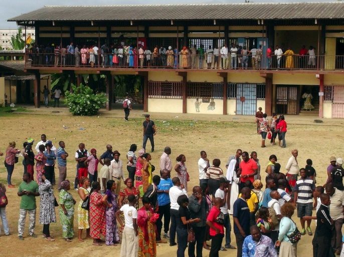 People queue to vote during the presidential election in Libreville, Gabon, August 27, 2016. REUTERS/Erauds Wilfried ObangomeFOR EDITORIAL USE ONLY. NO RESALES. NO ARCHIVES