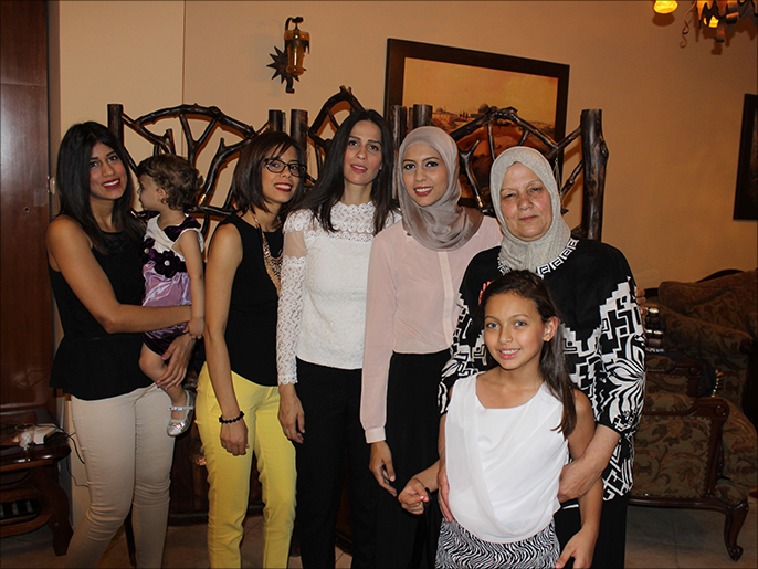 ‪صورة تجمع الزوجة ميسر عليان وبناتها الأربع المقيمات في القدس‬ (الجزيرة)