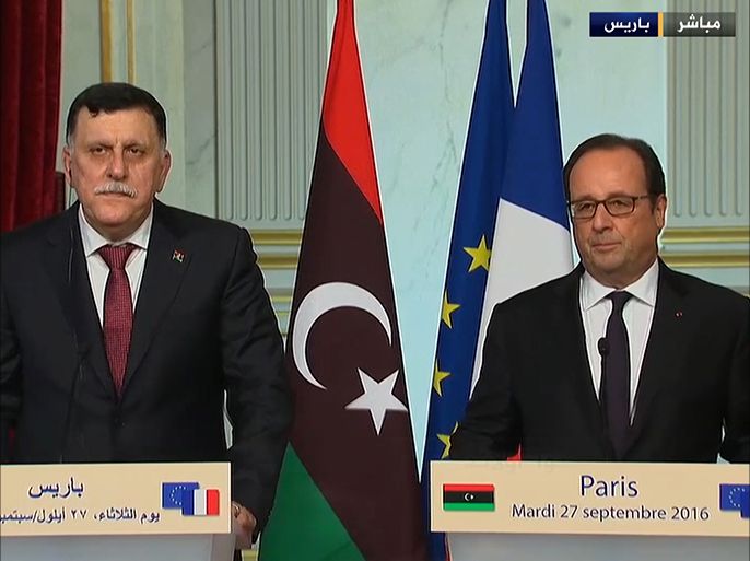 الرئيس الفرنسي فرانسوا هولاند ورئيس حكومة الوفاق الوطني الليبية فايز السراج خلال مؤتمر صحفي في باريس