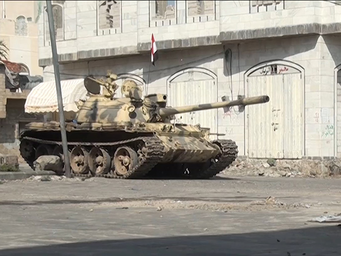 ‪جانب من المعارك بين الجيش والمقاومة من جهة وقوات صالح والحوثيين من جهة أخرى في تعز‬ (الجزيرة)