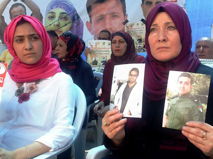 فلسطين رام الله أيلول 2016 والدة الأسيرين البلبول وشقيقتهما التي اعتقلت لثلاثة شهور خلال اعتصام للمطالبة بالافراج عنهما