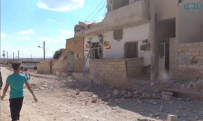 آثار القصف في بلدة الجينة بريف حلب الغربي
