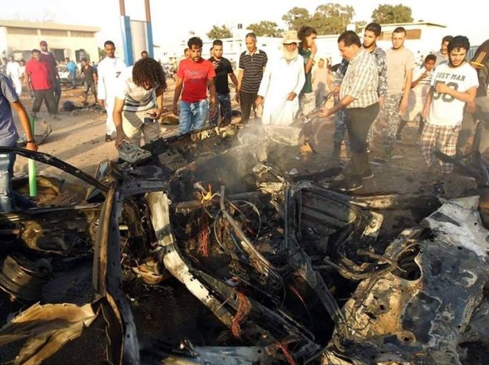 أصيب خمسة من المدنيين والعسكريين في بنغازي شرقي ليبيا بجروح متفاوتة جراء انفجار سيارة مفخخة قرب تجمع للمتظاهرين بالساحة العامة بمنطقة الكيش