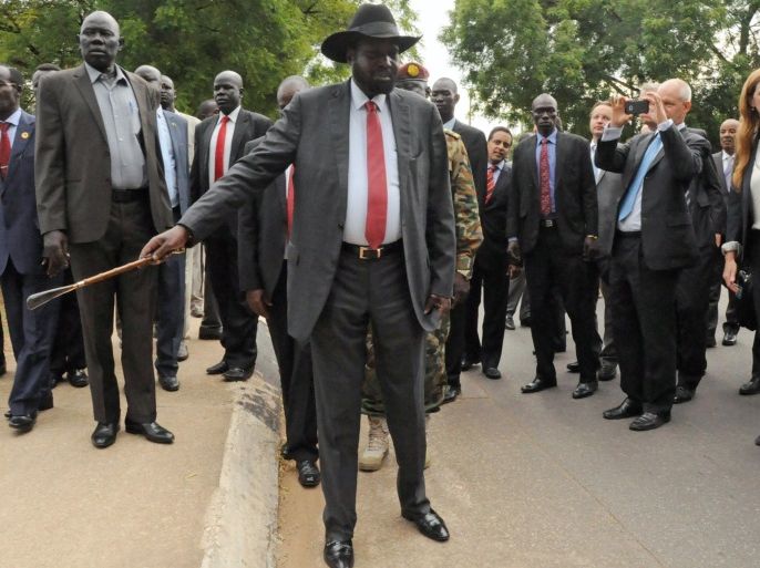 South Sudan President Salva Kiir (C) explains to U.S. Ambassador Samantha Power (R) the effects of recent fighting during a visit by the United Nations Security Council, delegation at the Presidential Palace in the capital of Juba, September 4, 2016. REUTERS/Jok Solomun EDITORIAL USE ONLY. NO RESALES. NO ARCHIVES.