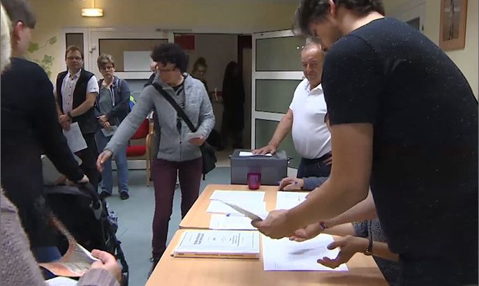 يواصل الناخبون في روسيا الإدلاء بأصواتهم في الانتخابات البرلمانية لاختيار أعضاء مجلس الدوما والإدارة المحلية.