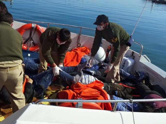Turkish soldiers carry the body of a refugee that drowned during a failed attempt to sail to the Greek island in the coastal town of Edremit in Balikesir, Turkey, 08 February 2016. According to Turkish Coastal Guard at least 27 people died, including children, after the boat capsized.