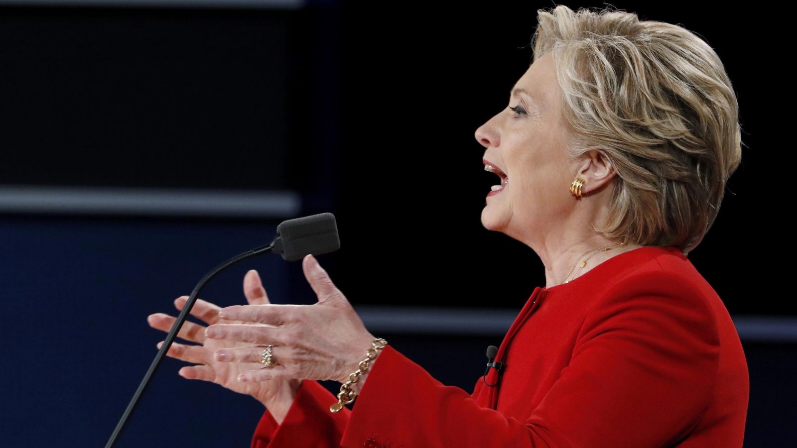 ‪هيلاري كلينتون تدعو نساء أميركا للحؤول دون وصول ترامب للرئاسة‬ (رويترز)