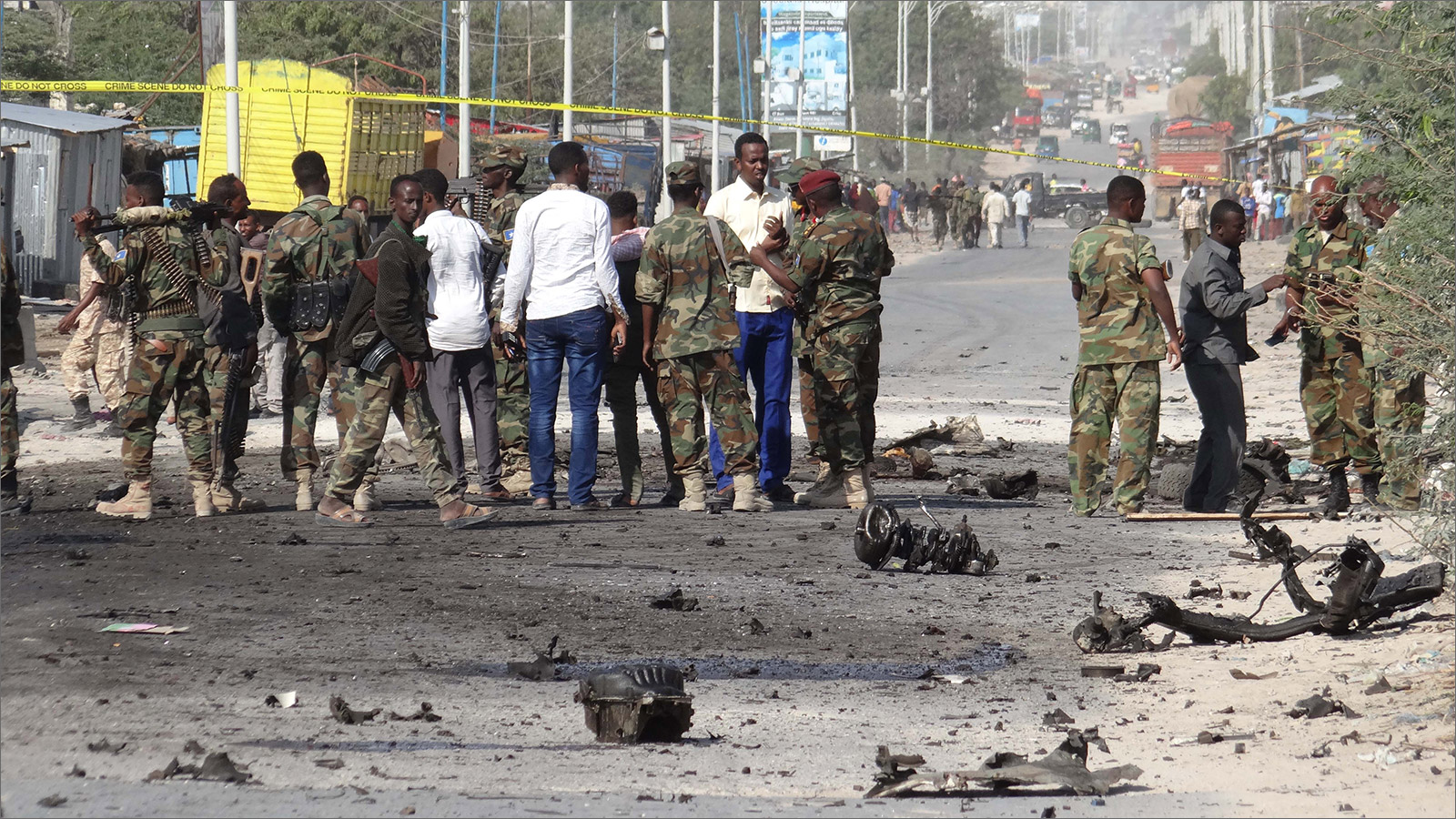 جنود صوماليون يتفقدون موقع العملية التي قتل فيها الجنرال جوبالي وعدد من مرافقيه (الجزيرة 