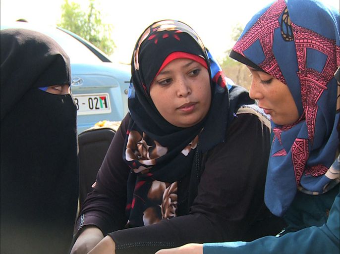 الشقيقات الفلسطينيات الثلاثة ينظرن السماح لهن بالسفر