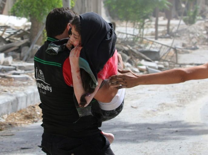 ATTENTION EDITORS - VISUAL COVERAGE OF SCENES OF INJURY OR DEATHA man carries an injured girl after airstrikes on the rebel held al-Qaterji neighbourhood of Aleppo, Syria September 21, 2016. REUTERS/Abdalrhman Ismail